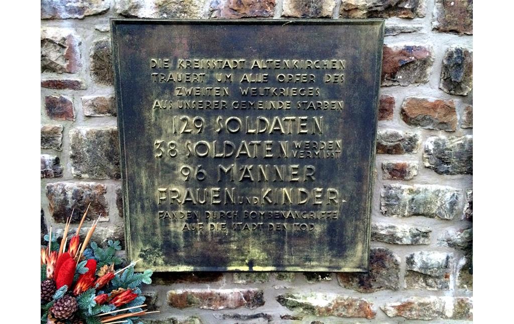Gedenktafel für Opfer des Zweiten Weltkriegs am Ehrenmal Auf dem Dorn bei Altenkirchen (2014).