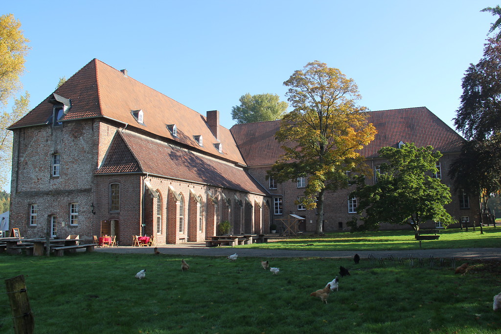 Das Klausurgebäude mit vorgelagertem Kreuzgang von Kloster Graefenthal (2015).