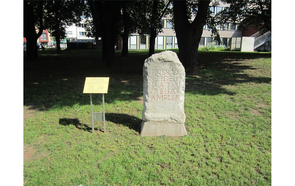 Bonn-Beuel, Steindenkmal der Legio I Minervia aus Sankt Augustin-Niedermenden, mit Erläuterungstafel (2017)