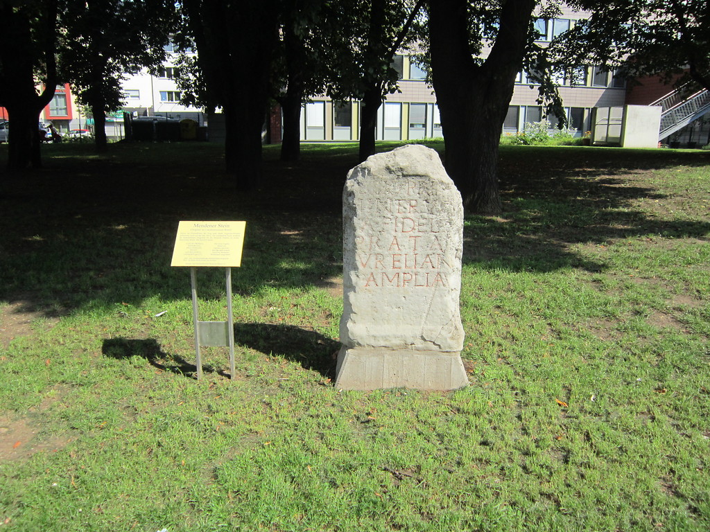 Bonn-Beuel, Steindenkmal der Legio I Minervia aus Sankt Augustin-Niedermenden, mit Erläuterungstafel (2017)