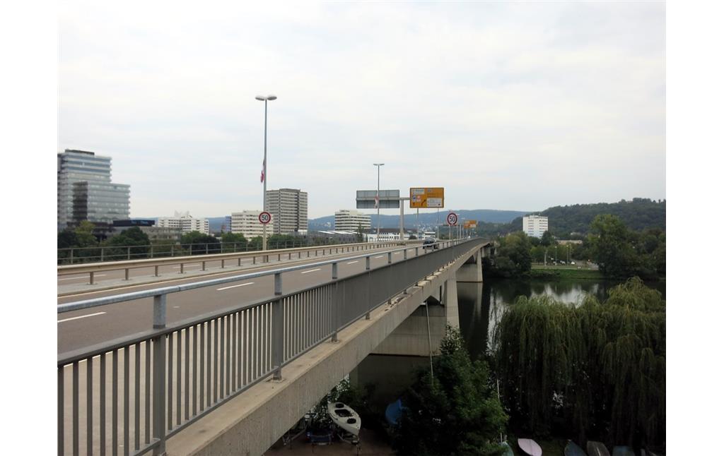Die Kurt-Schumacher-Brücke über die Mosel in Koblenz-Metternich, Blick in Richtung Südosten auf den Bereich der Krankenhäuser (2014).