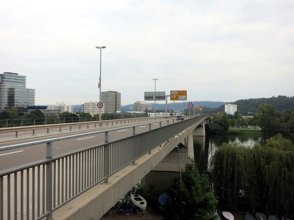 Die Kurt-Schumacher-Brücke über die Mosel in Koblenz-Metternich, Blick in Richtung Südosten auf den Bereich der Krankenhäuser (2014).