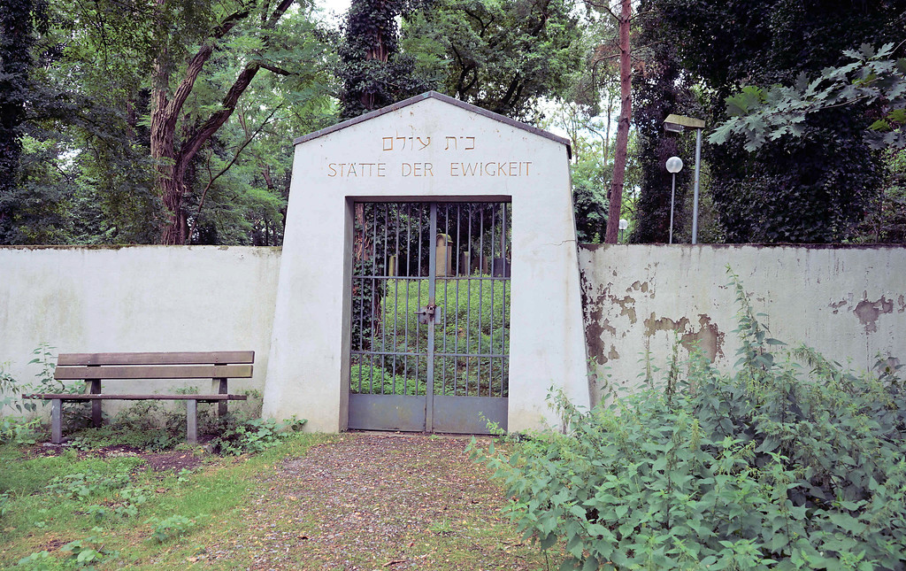 Eingangstor zum Jüdischen Friedhof in Dormagen-Zons (2017).