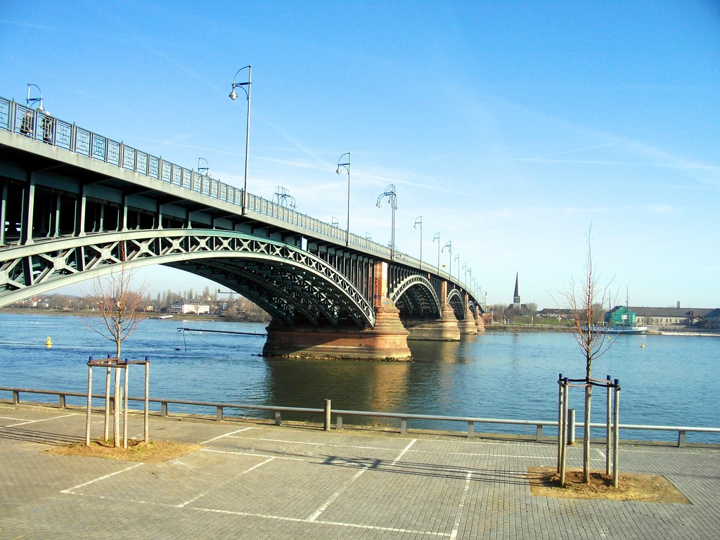 Die Theodor-Heuss-Brücke über den Rhein zwischen Mainz und Wiesbaden (2015).