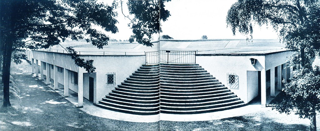 Zugang über eine Freitreppe zu den Sportplätzen auf dem Weingartsbergan der Sportschule Hennef (Aufnahme vor 1955).