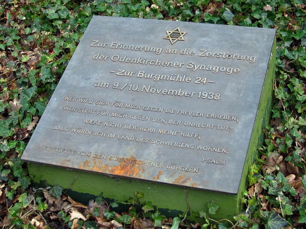 Von Odenkirchener Bürgern gestifteter Gedenkstein auf dem jüdischen Friedhof in der Kamphausener Straße - zur Erinnerung an die 1938 zerstörte Synagoge "zur Burgmühle" (2015).