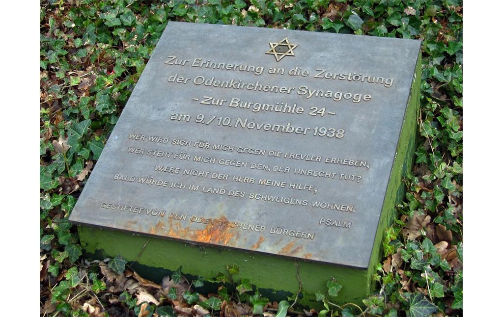 Von Odenkirchener Bürgern gestifteter Gedenkstein auf dem jüdischen Friedhof in der Kamphausener Straße - zur Erinnerung an die 1938 zerstörte Synagoge "zur Burgmühle" (2015).