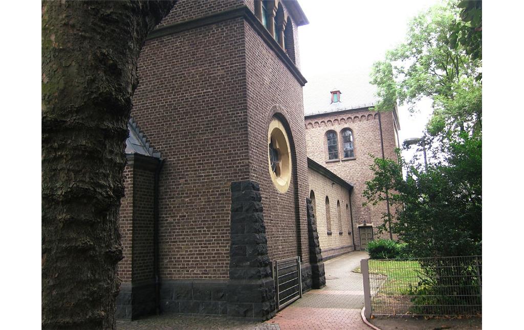Die südliche Aussenfassade der katholischen Pfarrkirche St. Audomar (2013)