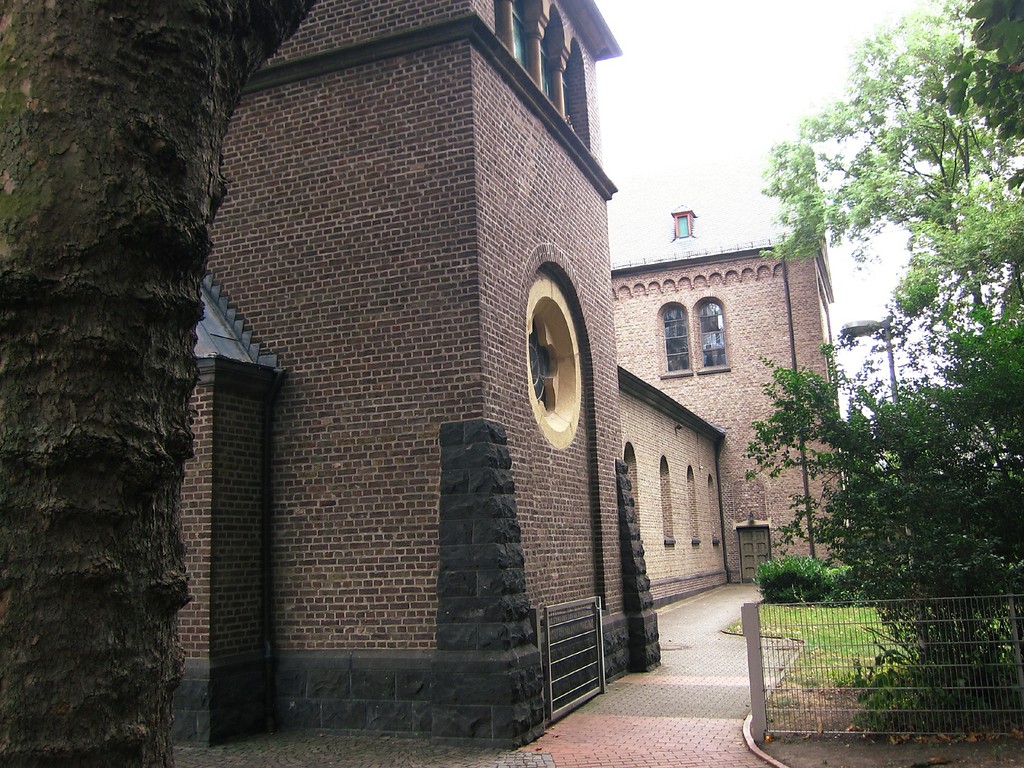 Die südliche Aussenfassade der katholischen Pfarrkirche St. Audomar (2013)