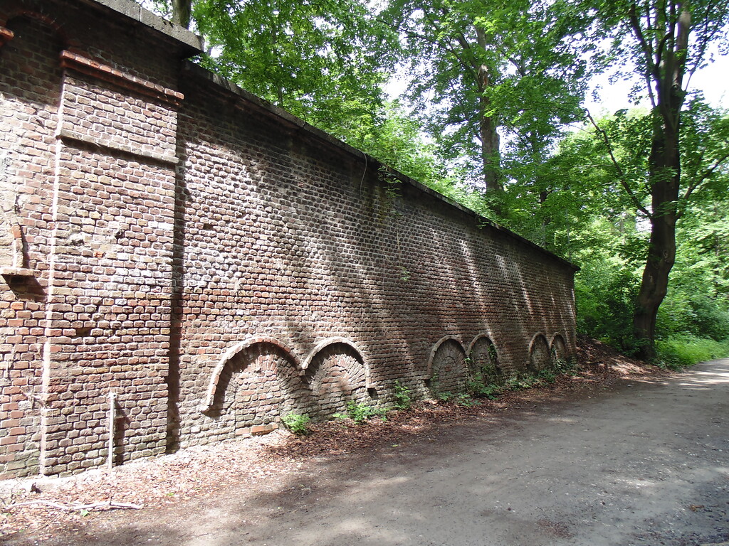 Mauerwerk des Forts Deckstein in Köln-Lindenthal. Direkt dahinter liegt der Felsengarten (2021).