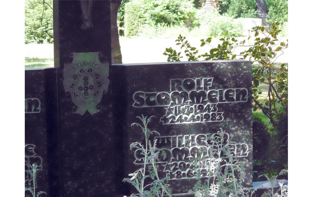 Inschriften am Familiengrab Stommelen auf dem Melatenfriedhof in Köln-Lindenthal (2020).