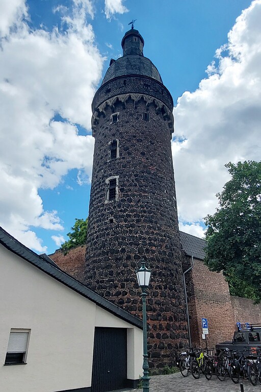 Blick auf den 35 Meter hohen Juddeturm an der innerstädtischen Burgmauer in Dormagen-Zons (2022).