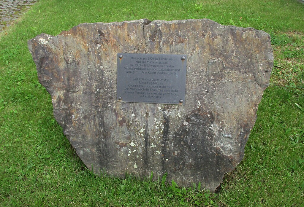 Gedenkstein mit Tafel zur Erinnerung an die Familie Seligmann vor der Gedenkstätte "Landjuden an der Sieg" in Windeck-Rosbach (2021).