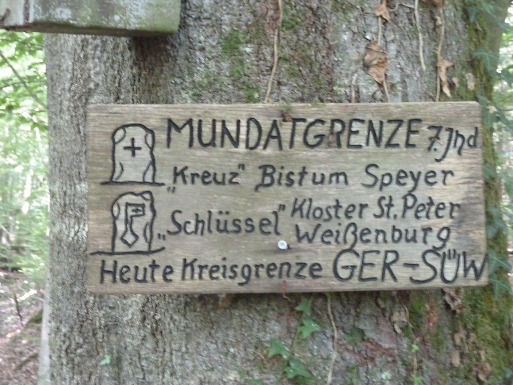 Hinweisschild auf die Mundatgrenze im Bienwald, unterer Mundatwald zwischen Schaidt und Bienwaldmühle (2017).