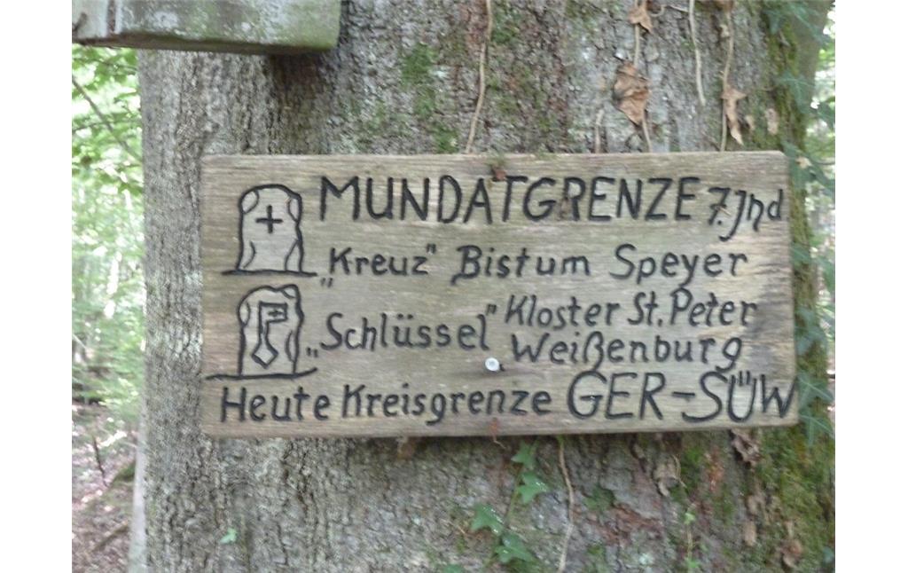 Hinweisschild auf die Mundatgrenze im Bienwald, unterer Mundatwald zwischen Schaidt und Bienwaldmühle (2017).