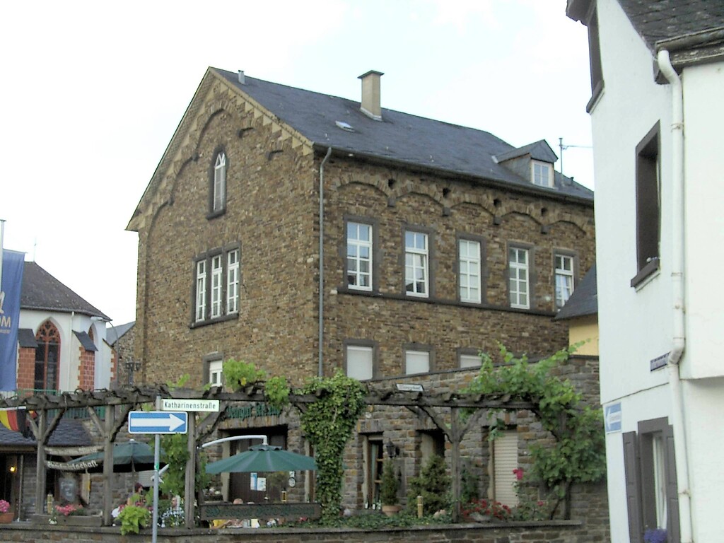 Altes Pfarrhaus in Treis von der Hauptstraße gesehen (2022)