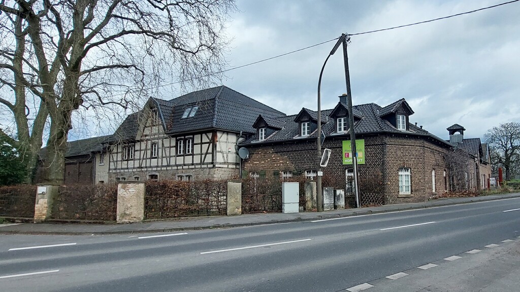Der das Ortsbild prägende Braschoshof, auch Drolshagener Hof, in Niederkassel-Stockem (2024).