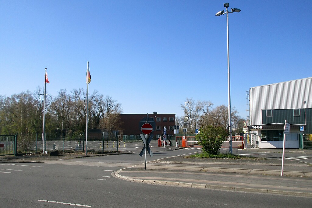Gebäude der heutigen Mannstaedt-Corus GmbH und des Recyclinghofes Troisdorf im Bereich der früheren Werksanlagen der Friedrich-Wilhelm-Hütte an der Mendener Straße in Troisdorf-Friedrich-Wilhelms-Hütte (2020).