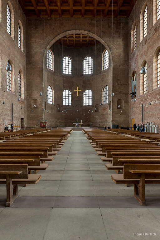 Die römische Palastaula, die heute als protestantischen Kirche genutzte Konstantinbasilika (2022). Der Innenraum des größten erhaltenen Saalbaus der römischen Antike ist 67 m lang, 27,5 m breit und 33 m hoch.