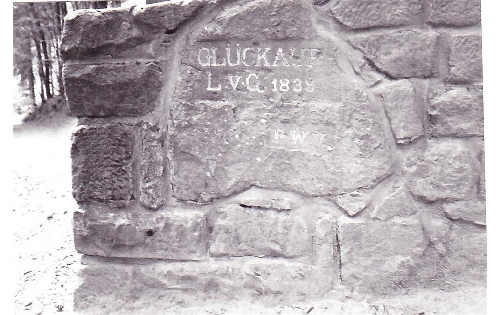 Ritterstein Nr. 9 "Glückauf L. v. G. 1838" an der Eisenerzgrube St.-Anna-Stollen bei Nothweiler (1993)