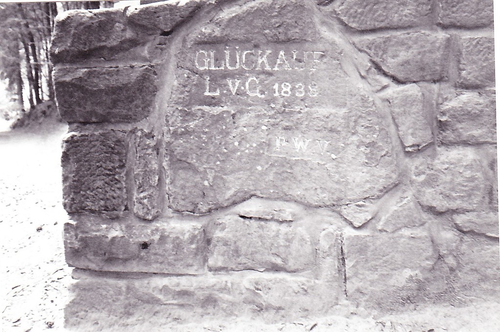 Ritterstein Nr. 9 "Glückauf L. v. G. 1838" an der Eisenerzgrube St.-Anna-Stollen bei Nothweiler (1993)