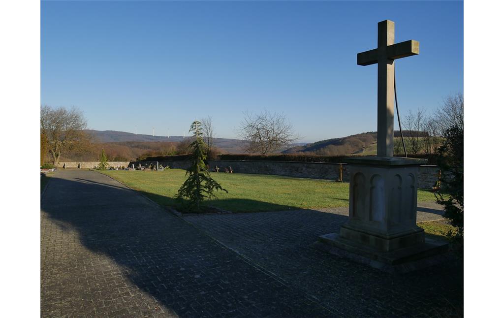 Vorderseite des zentralen Friedhofskreuzes des Friedhofs Dörrebach (2016)