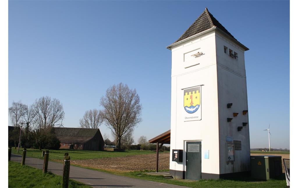 Der Trafoturm des Vereins "Obermörmter Aktiv!" mit dem Wappen der Xantener Ortschaft Obermörmter am Hohen Weg (2017).