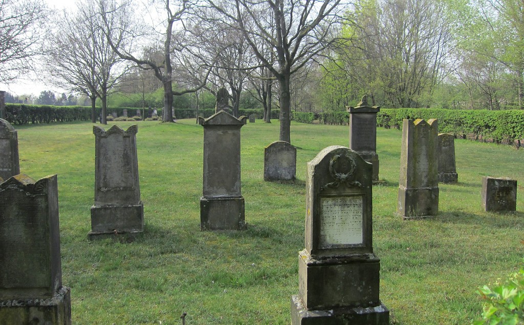 Grabstellen und Grabsteine auf dem Jüdischen Friedhof an der Moerser Straße in Rheinberg-Winterswick (2014)