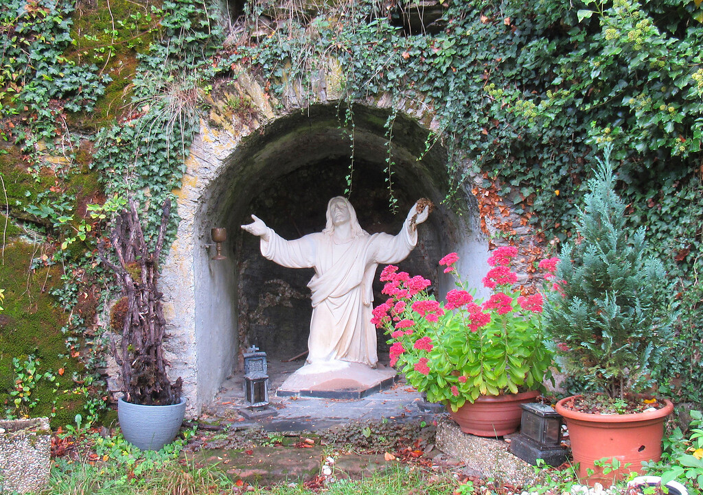 Figur des knienden Jesus im Gebet am Abend vor seiner Kreuzigung an der Gedenk- und Bittstätte am Ende des Kreuzwegs an der Kapelle im Weinberg bei Zell (2020).