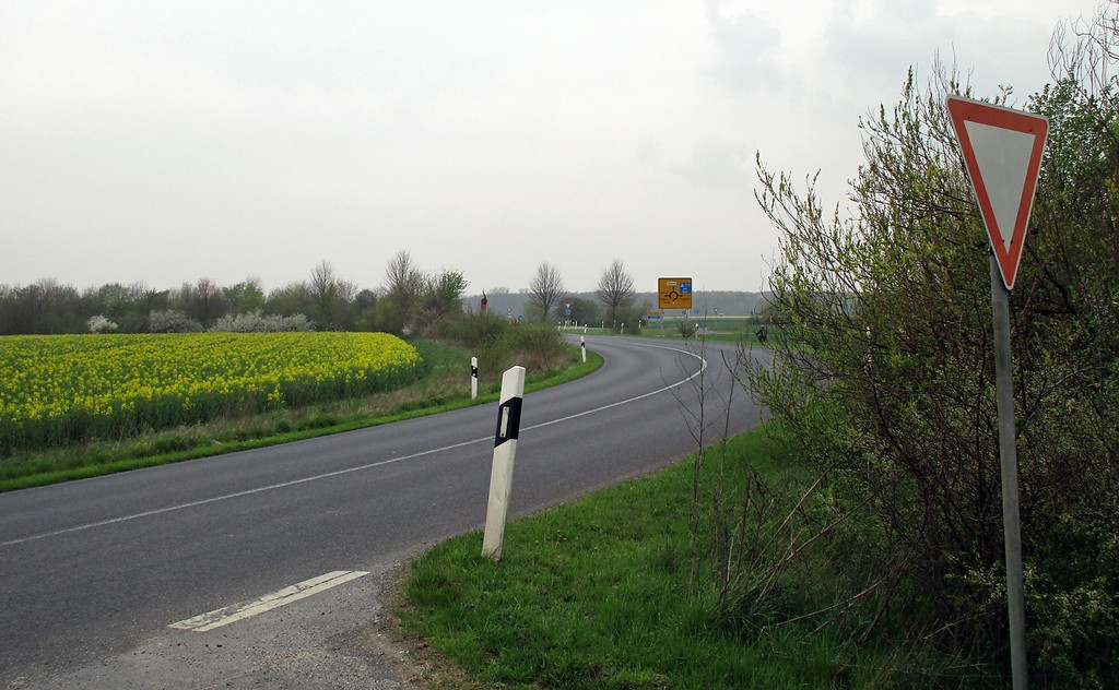 Roggendorfer Straße bei Pulheim-Sinnersdorf vor dem Verkehrskreisel mit der Einmündung in die Landstraße L 183 (2016).