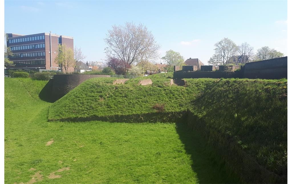 Überreste von Befestigungsanlagen hinter dem Haupttorgebäude der früheren Zitadelle Wesel, heute Teil des LVR-Niederrheinmuseums Wesel (2019).