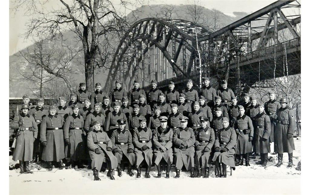 Eine Gruppe von Soldaten, die im Zweiten Weltkrieg zum Schutz an der Ludendorff Brücke in Remagen stationiert waren, zum Gruppenfoto aufgestellt vor der Ludendorff-Brücke (um 1940).