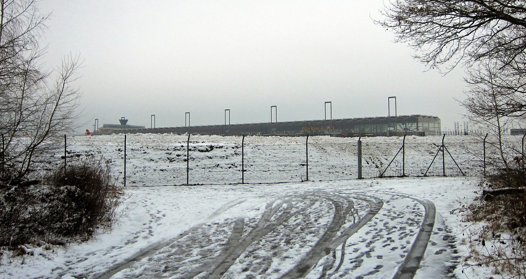 Hauptterminal des Flughafens Köln/Bonn "Konrad Adenauer", Ansicht aus östlicher Richtung von einem Spazierweg in der Wahner Heide (2015).