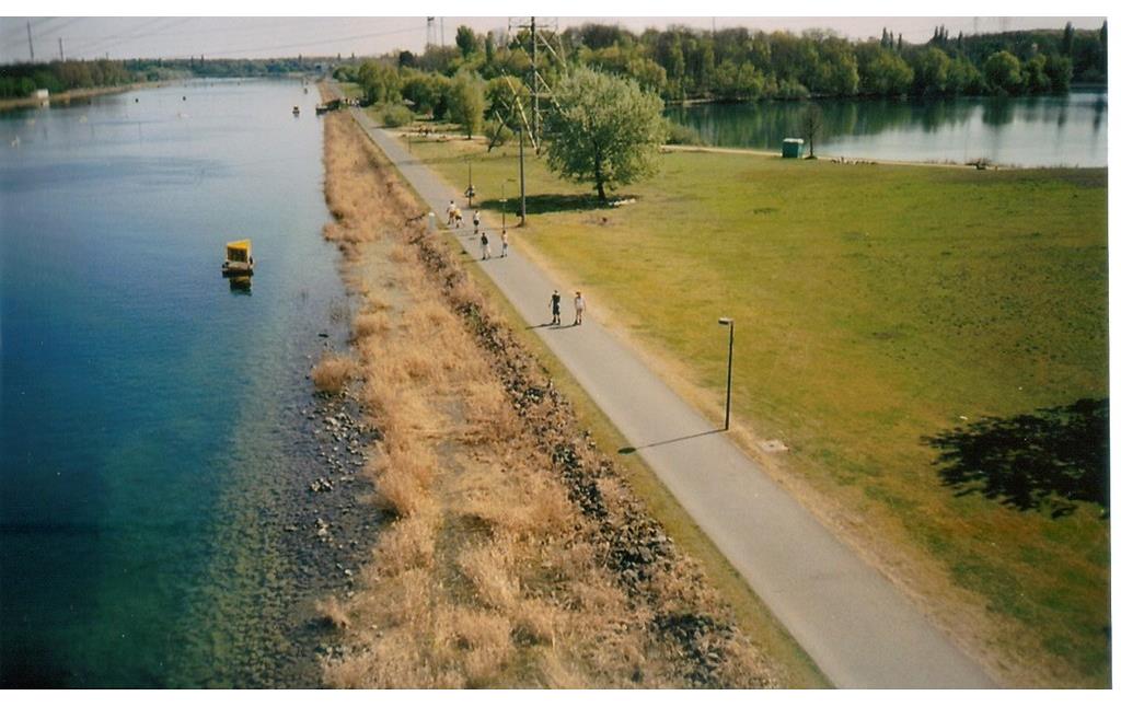 Ein Teil der Fühlinger Seen im Norden von Köln mit Fußweg und Grünfläche (2007).