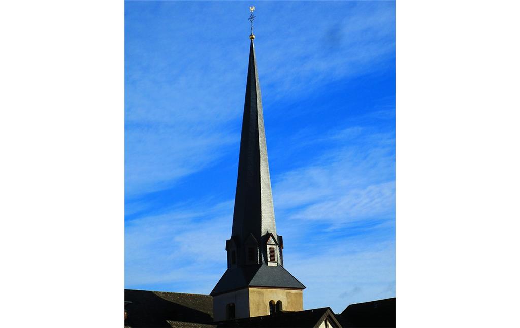 Turm der katholischen Pfarrkirche Sankt Pankratius in Kaisersesch (2015).