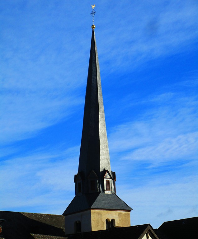 Turm der katholischen Pfarrkirche Sankt Pankratius in Kaisersesch (2015).