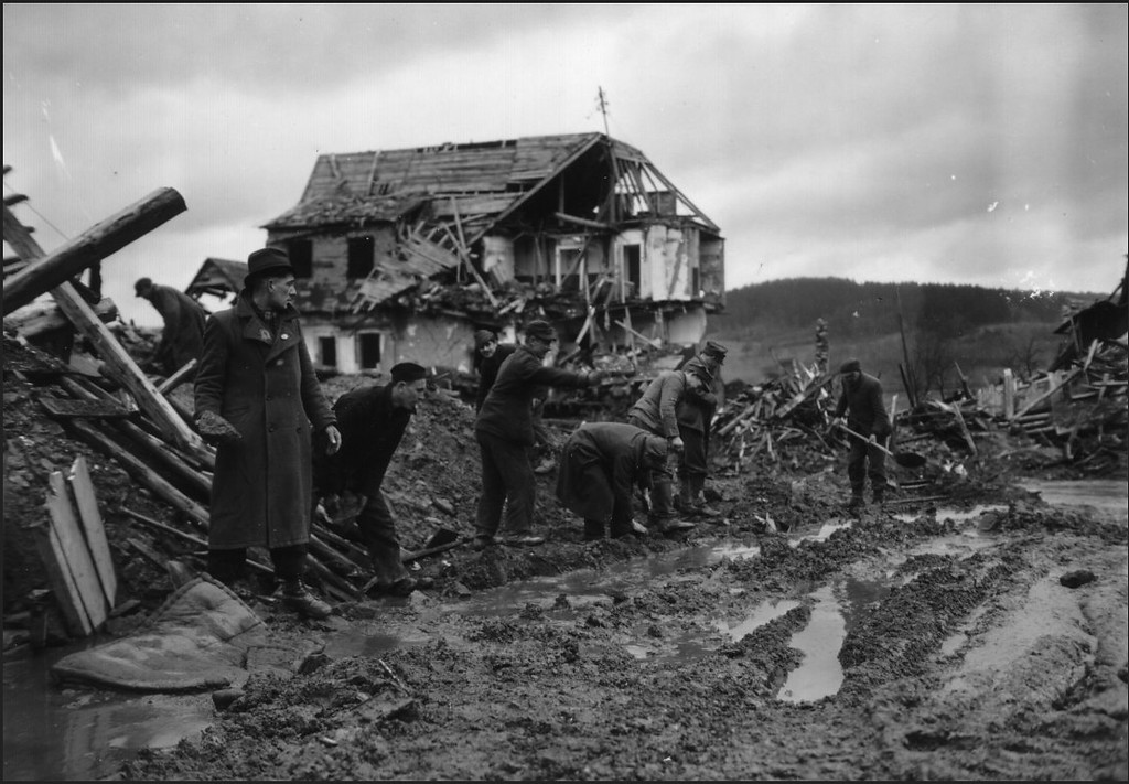 Menschen in Kelberg bei Aufräumarbeiten nach den Bombenangriffen (1944/1945)