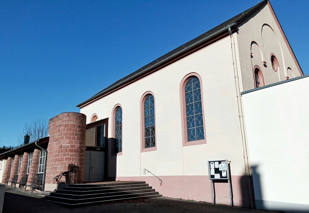 Das Gebäude der 1862-1872 als Neubau errichteten Synagoge Schweich (2021), das im Verlauf der Pogromnacht 1938 geschändete und schwer beschädigte Gotteshaus dient heute als Gedenk- und Kulturstätte mit Dauerausstellung.
