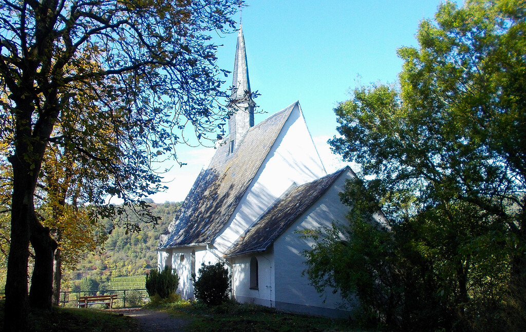 Blick auf die Rückseite der Zilleskapelle mit nach Osten ausgerichtetem Choranbau. (2019)