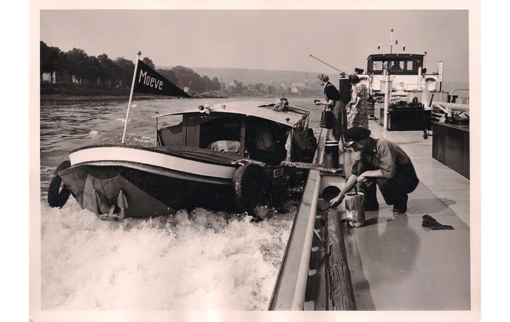 Das Niersteiner Proviantboot Moeve an einem Rheinschiff anliegend (1950er Jahre)