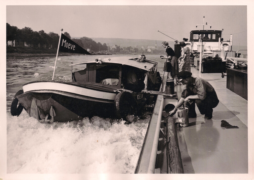 Das Niersteiner Proviantboot Moeve an einem Rheinschiff anliegend (1950er Jahre)