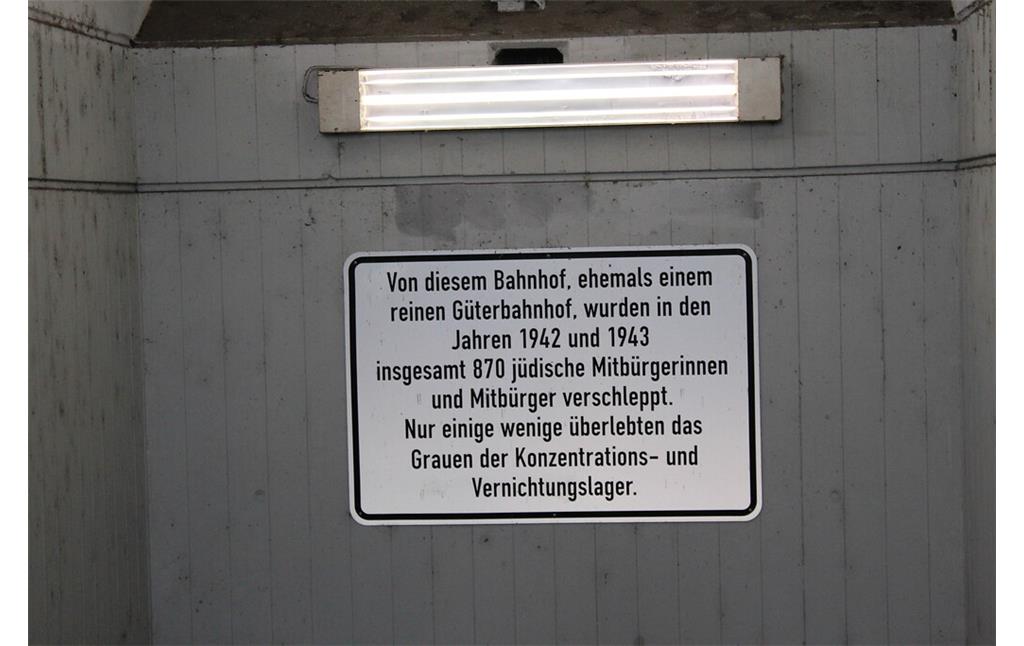 Gedenkplakette zur Erinnerung an die Deportation von Juden am Bahnhof Koblenz-Lützel (2020)