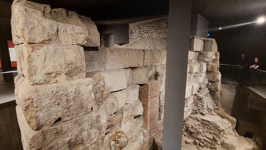 Ubiermonument bzw. südlicher Hafenturm der römischen Colonia Claudia Ara Agrippinensium (CCAA): Blick auf die Reste der stadtinneren Seite des einstigen Turmgebäudes (2023).