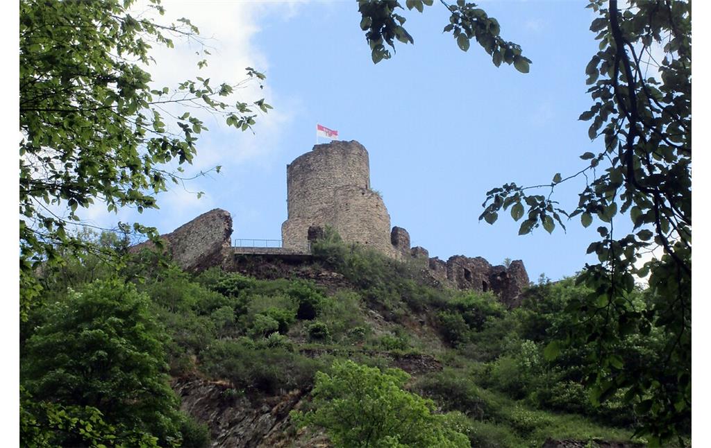 Blick von einem südlich gelegenen Seitenbachtal der Endert auf die Ruine der Winneburg bei Cochem (2020).