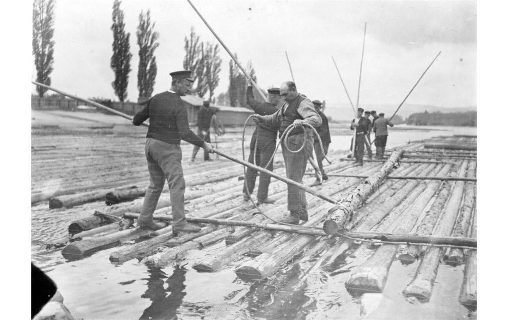Die Flößer beim Zusammenbau eines Floßes (um 1910)