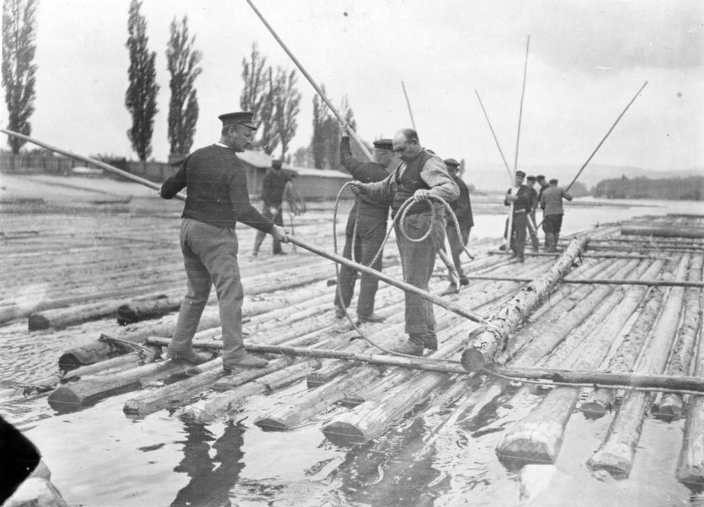 Die Flößer beim Zusammenbau eines Floßes (um 1910)