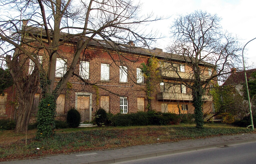 Verlassenes Wohngebäude in der Oberstraße von Morschenich, einem im Zuge des Braunkohle-Tagebau Hambach 2015 nach Morschenich-Neu umgesiedelten Ortsteil der Gemeinde Merzenich im Kreis Düren (2021).