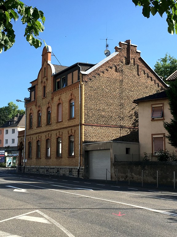 Seitenansicht des Postamts in Niederlahnstein (2016)