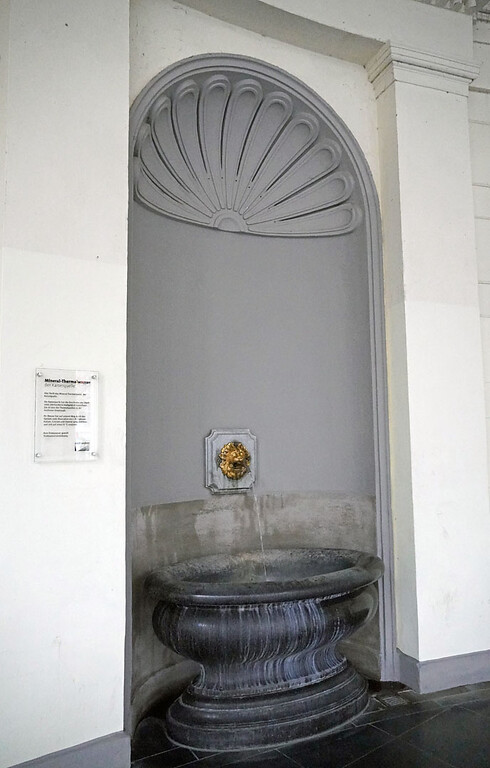 Einer der beiden Brunnen mit dem heißen Thermalwasser am Elisenbrunnen in Aachen-Mitte (2021).