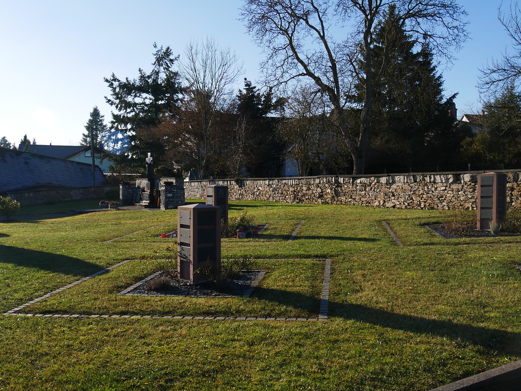 Urnenstelen des Friedhofs Dörrebach (2016)